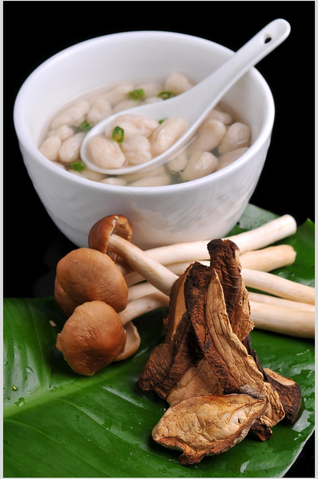 菌香仔耳面碗图片素材