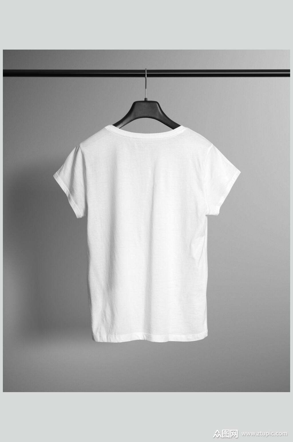 衣架栏杆短袖褶皱白女t恤展示样机素材