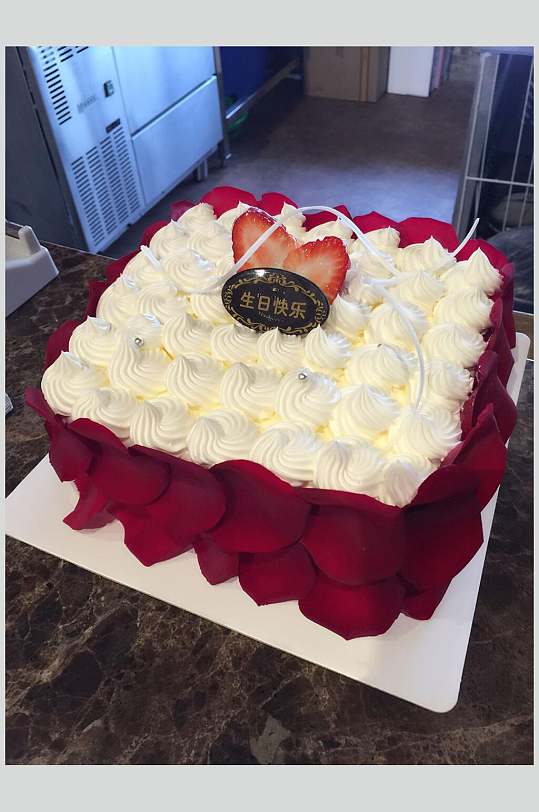 时尚美味生日蛋糕摄影图片