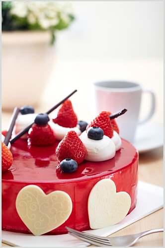 草莓蓝莓生日蛋糕摄影图片