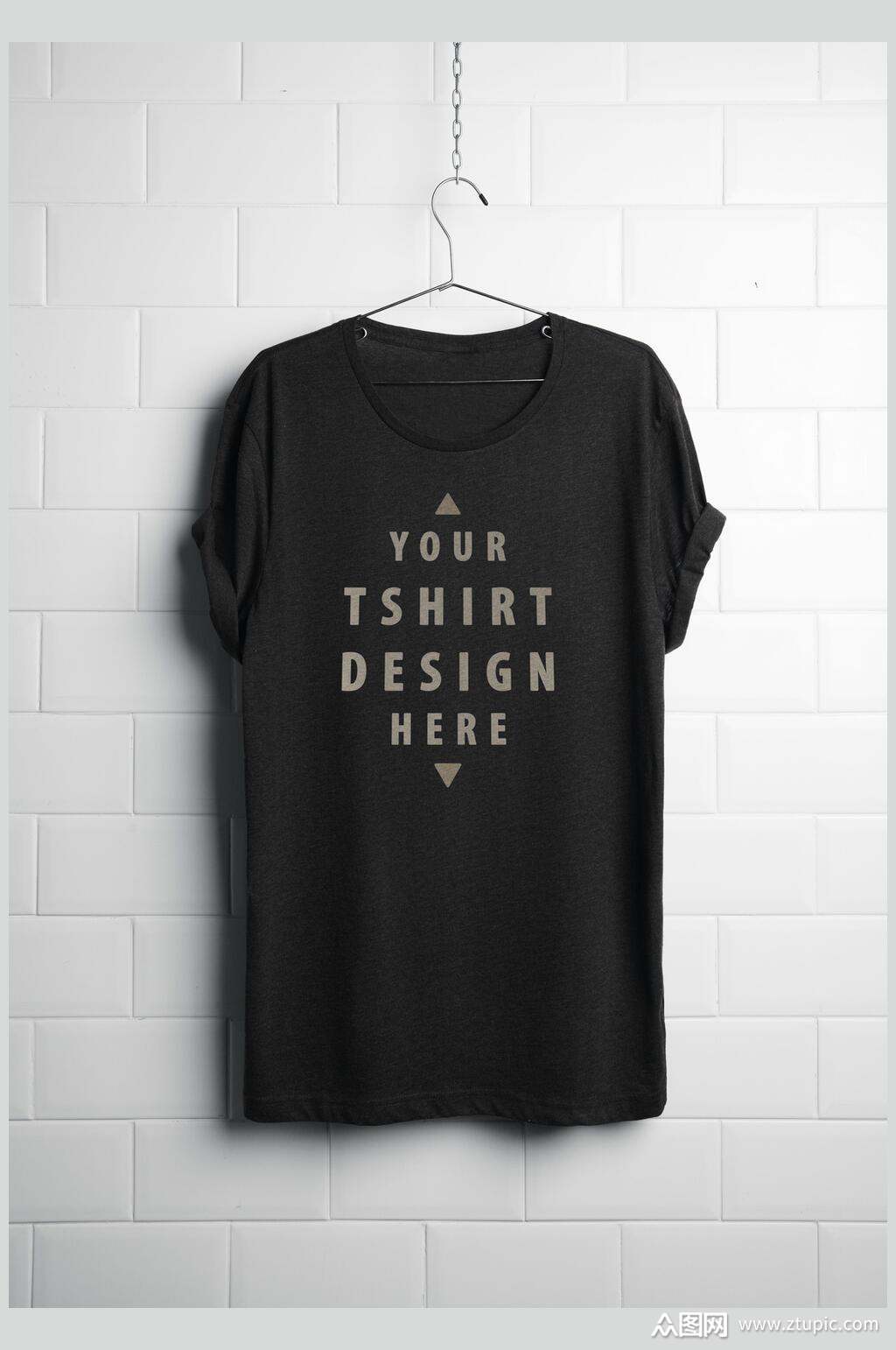 英文三角高端创意黑色t恤展示样机素材