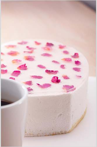 玫瑰红生日蛋糕摄影图片