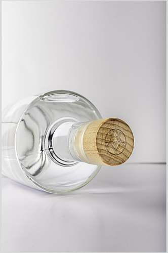 透明明玻璃瓶酒瓶包装设计展示样机