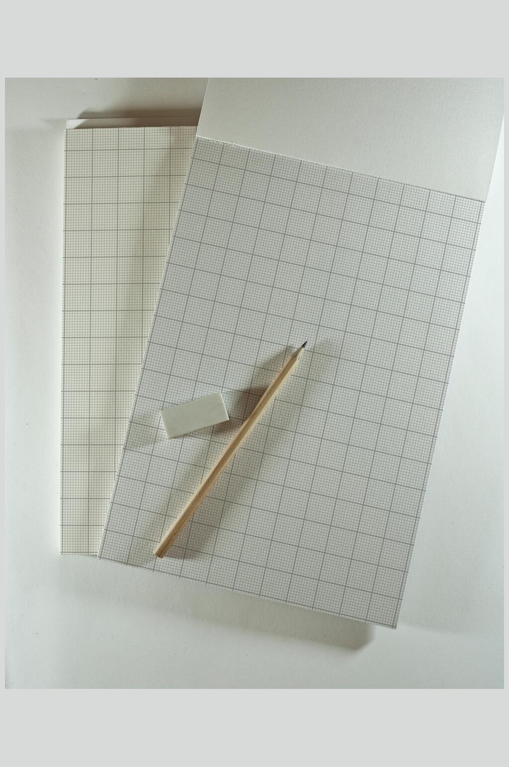 橡皮白简约文具笔记本展示场景样机素材