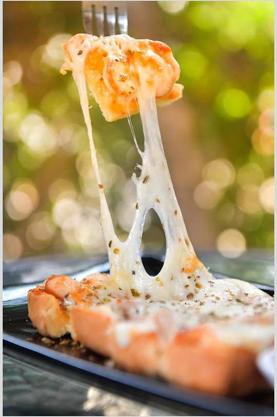 精美披萨芝士拉丝高清摄影图