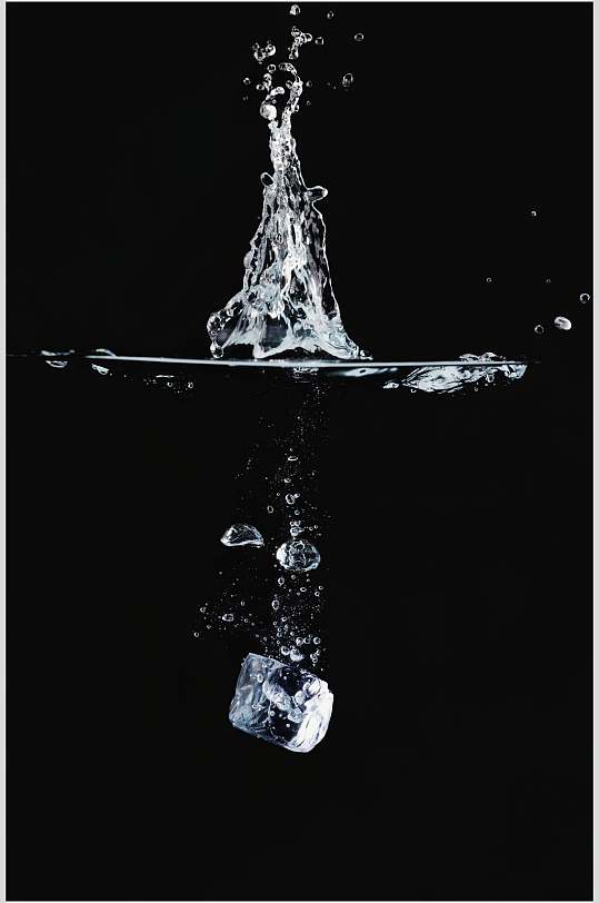 黑色简约冰块浸泡图片