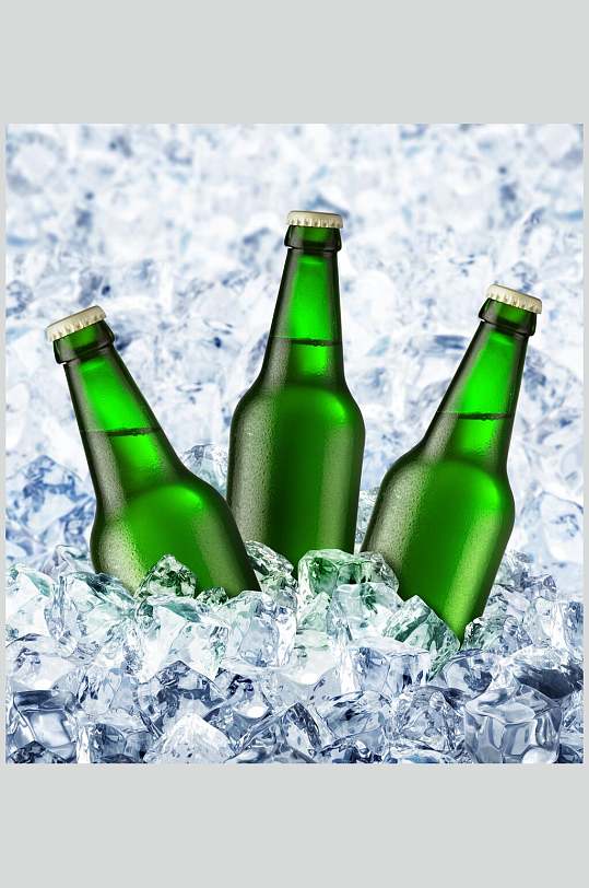三瓶绿色清澈透亮美味啤酒冰块高清图片