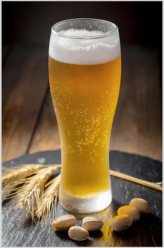 清澈透亮美味啤酒泡沫小麦高清图片