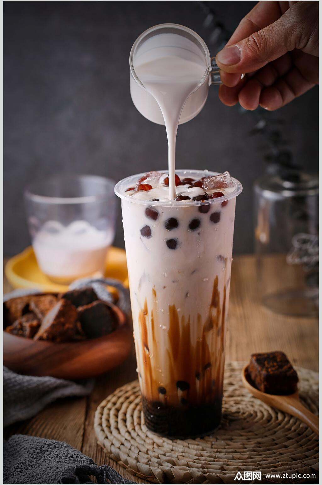 杯装时尚黑糖珍珠奶茶图片素材