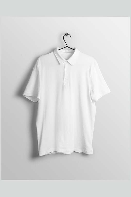 白色简约翻领衣架展示时尚衣服展示样机