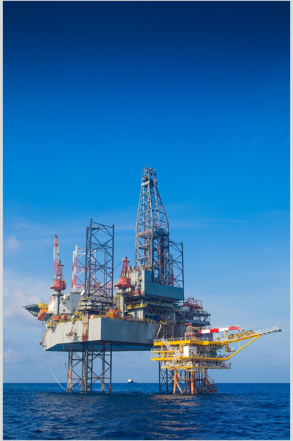 蓝天白云海上钻井平台石油勘探建筑摄影图片