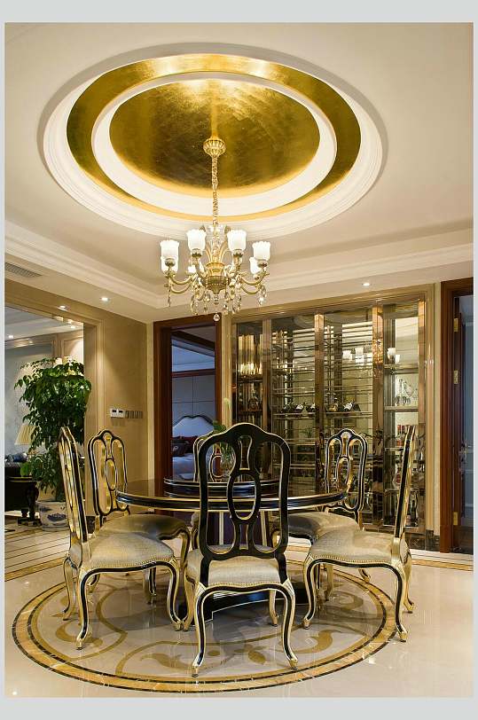 金色圆形吊顶下的精美简欧餐桌椅家装图片