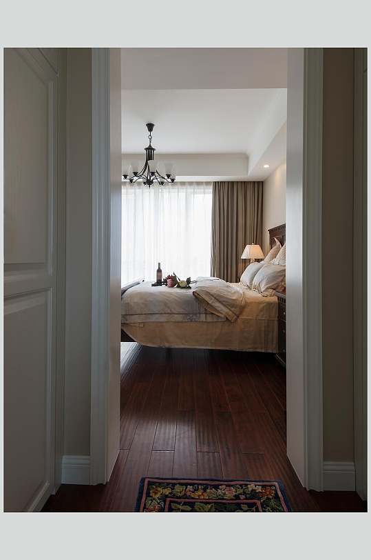 优雅美式全木地板卧室设计图片