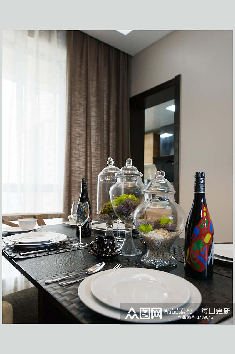 餐桌上盘子酒瓶现代风别墅室内图片素材