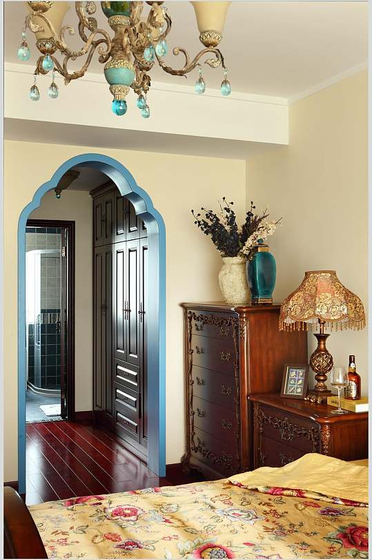 美式复古建筑蓝色对衬几何门图片