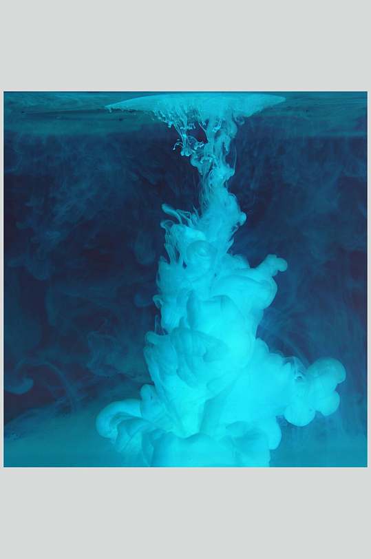 水中的动感游离状水蓝色炫彩渐变烟雾图片