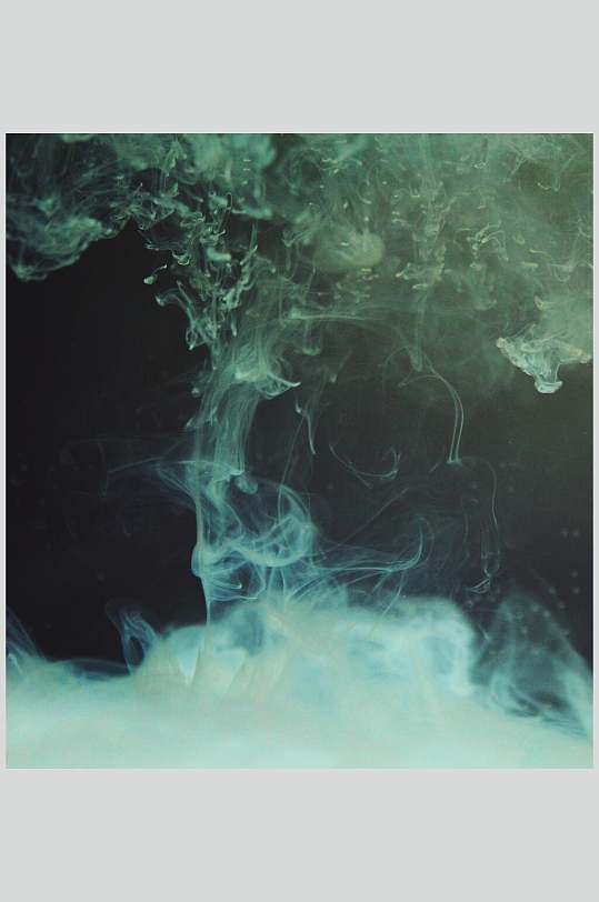 河水中的缭绕状炫彩烟雾图片