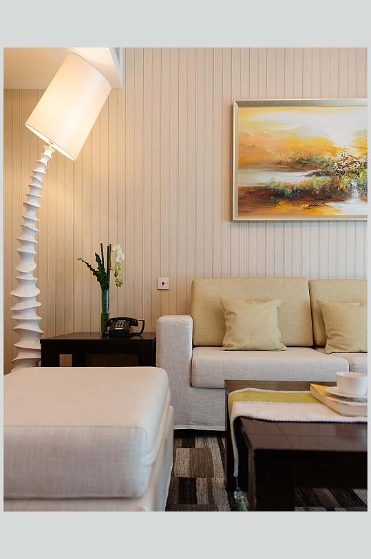创意照明灯沙发油画米黄色现代简约家居图片