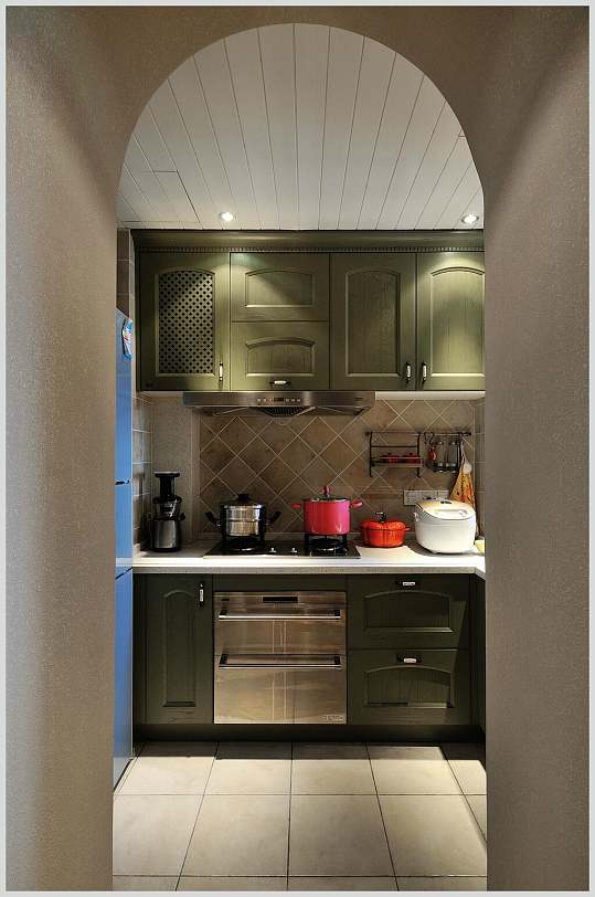 营地厨房军绿色壁柜烤箱田园装修效果图