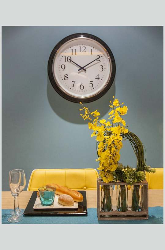 餐厅时钟黄色饰品摆件北欧风格室内图片