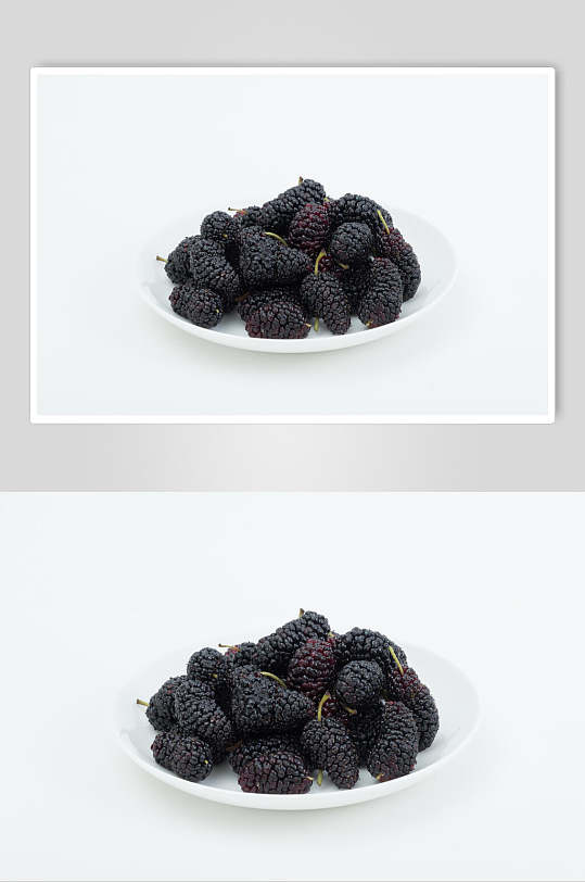 营养盘子里的桑葚白底棚拍水果摄影图片