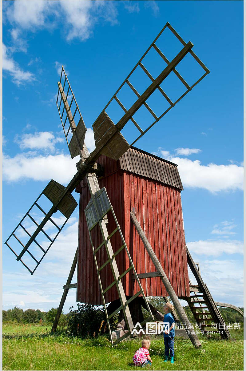 蓝色天空草地红房子欧式风车图片素材
