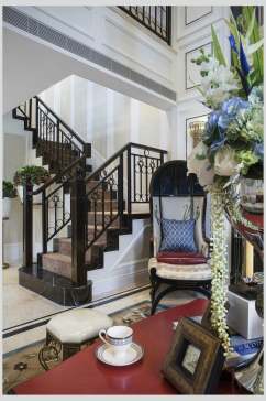 优雅楼梯抱枕花法式别墅样板间图片