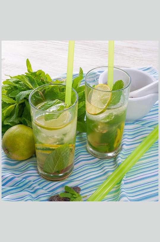 两杯新鲜绿色青柠檬柠檬汁图片