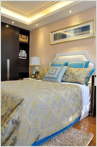床单镶金花纹抱枕蓝新中式室内图片