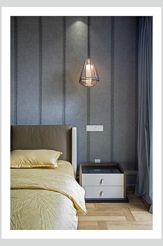 卧室床头柜灰色壁纸法式别墅样板间图片