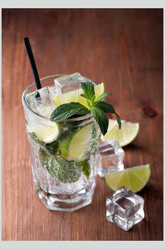 大块冰镇青柠檬柠檬汁图片