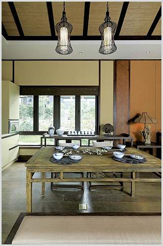 温馨优雅高级木桌子新中式室内图片