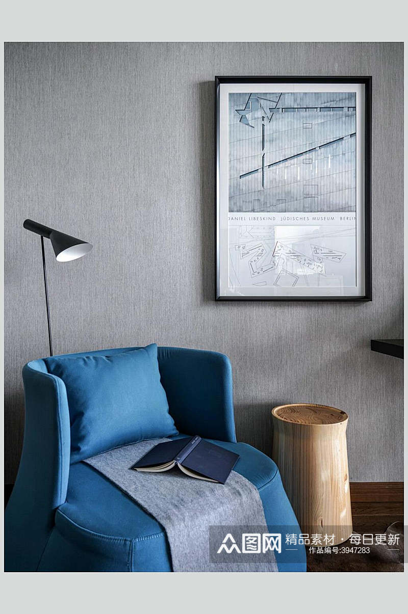 蓝色沙发台灯挂画新中式室内图片素材