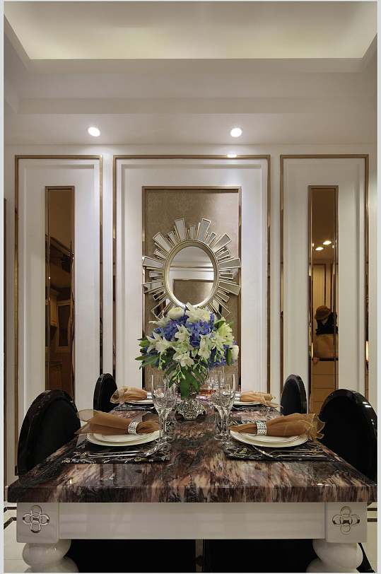 大理石餐桌不规则镜子法式别墅样板间图片