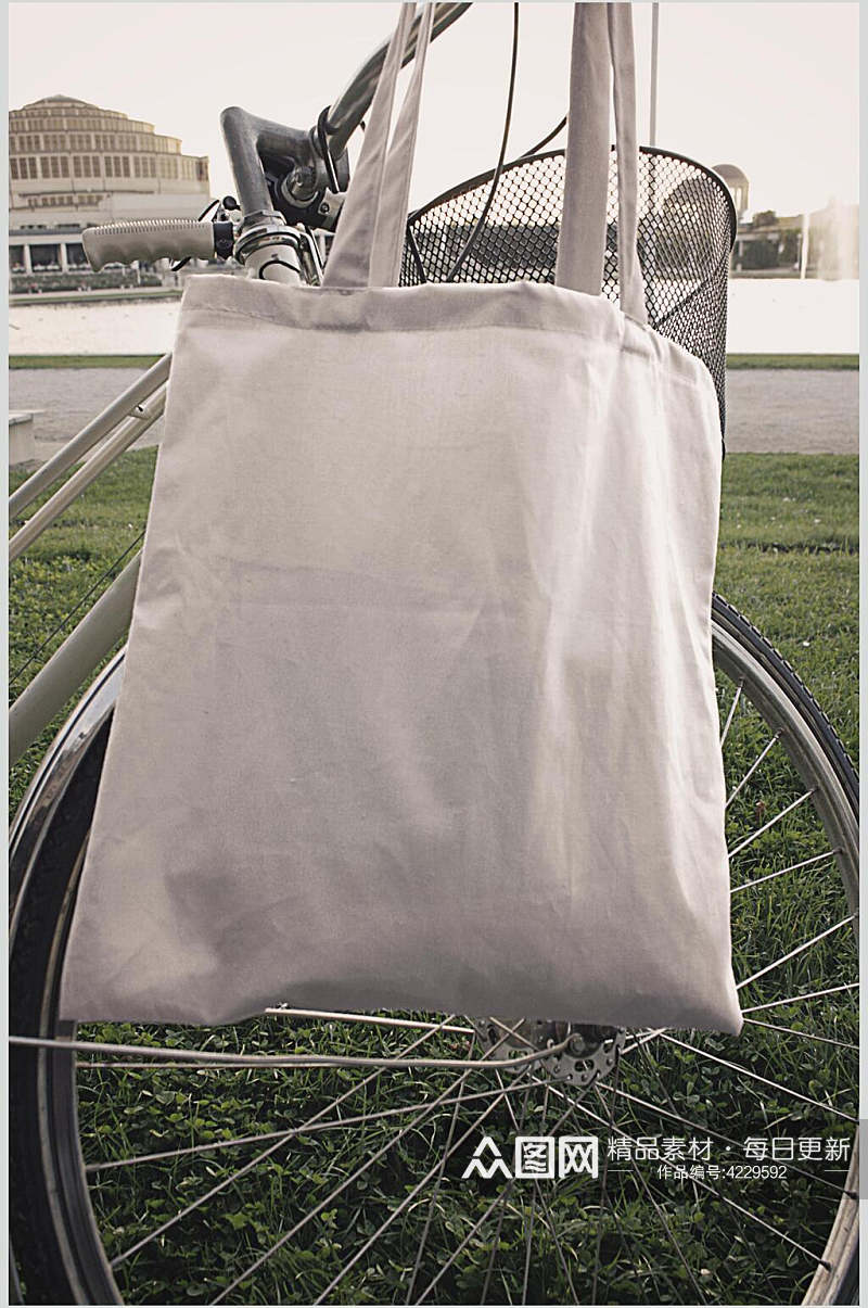 单车草地褶皱帆布袋手提包样机素材