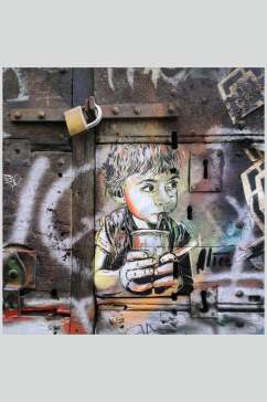 喝着饮料的小男孩街头墙面涂鸦图片