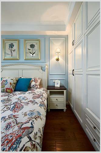 蓝色墙面白色衣柜卧室美式三居图片