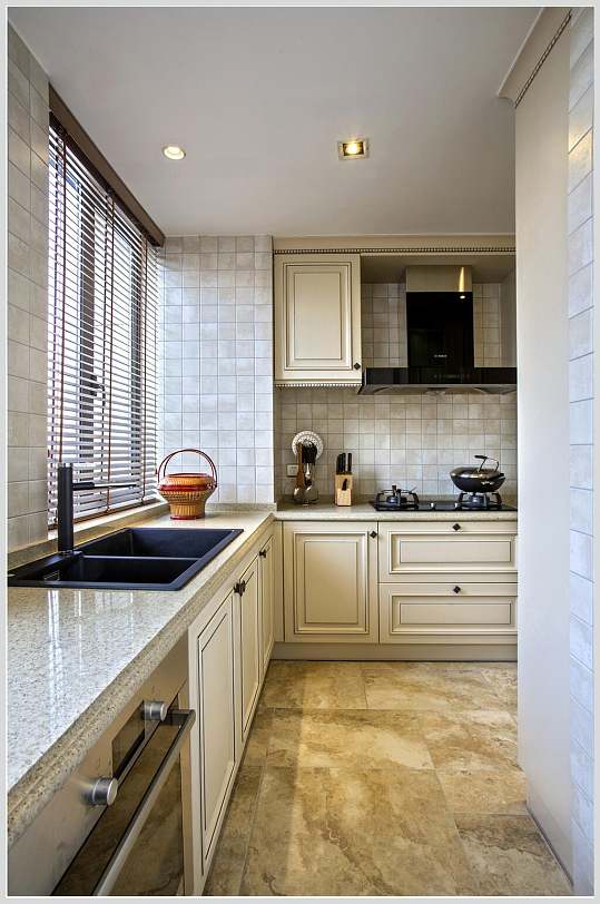 个性时尚瓷砖水池铁锅厨房装修图片