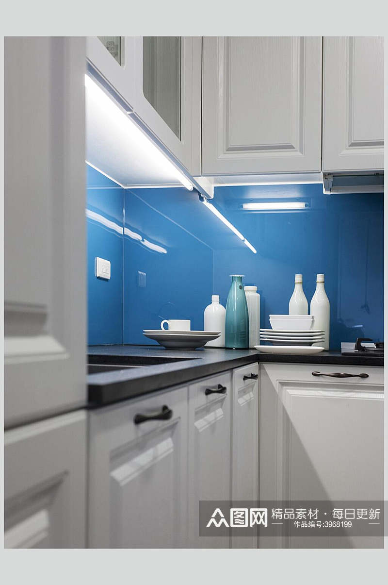 蓝色瓶子橱柜碟子厨房装修图片素材