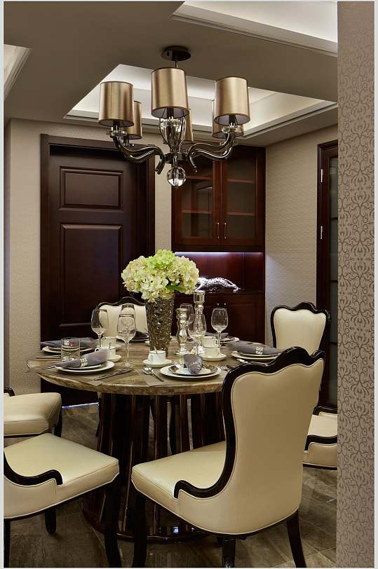 米白色皮质复古椅子大理石餐桌金属感复古吊灯高端复古装修设计图片