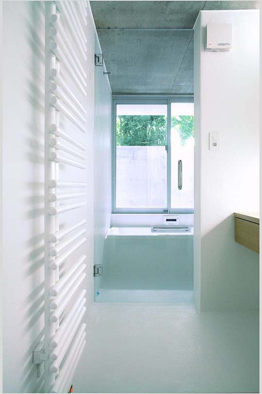 纯白色窗户浴间式独栋别墅图片