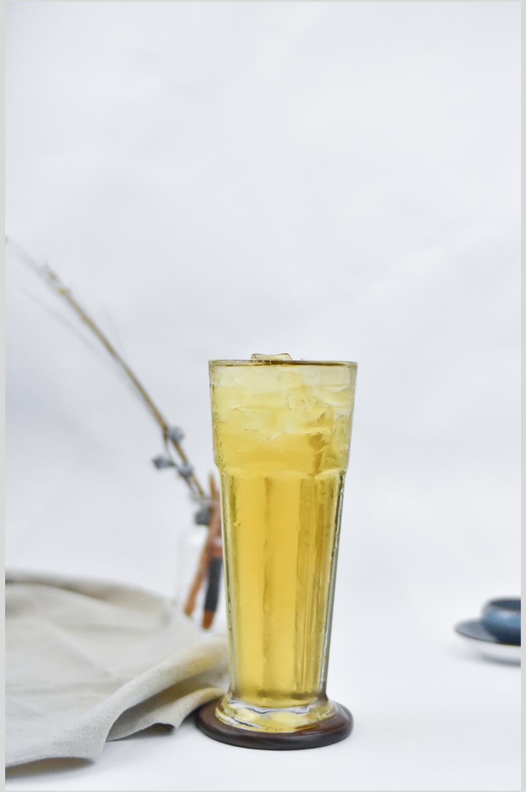 黄色玻璃杯奶茶果汁图片素材