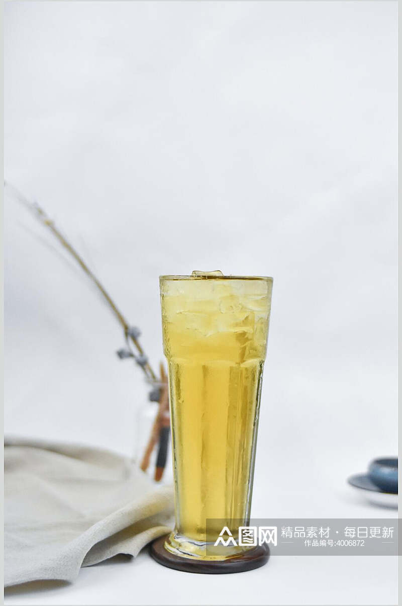 黄色玻璃杯奶茶果汁图片素材