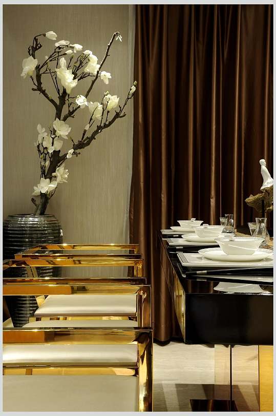 现代简约金色不锈钢座椅餐厅新中式大户型图片