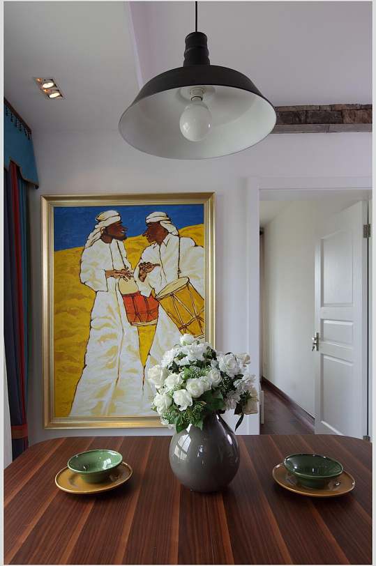 咖啡色木纹餐桌复古餐具吊灯异国风情油画复式跃层室内设计图片