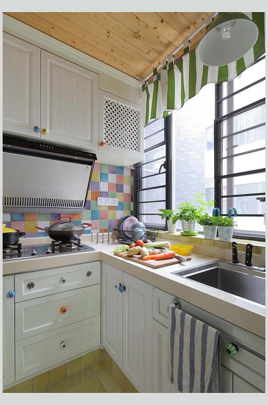 彩色墙壁木质吊顶厨房装修图片