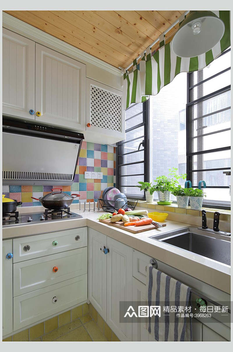 彩色墙壁木质吊顶厨房装修图片素材