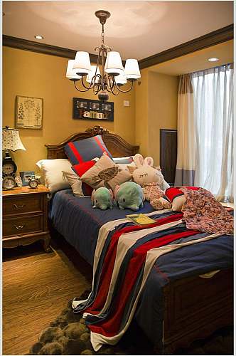 暖黄色墙面蓝色床单儿童房美式二居室图片