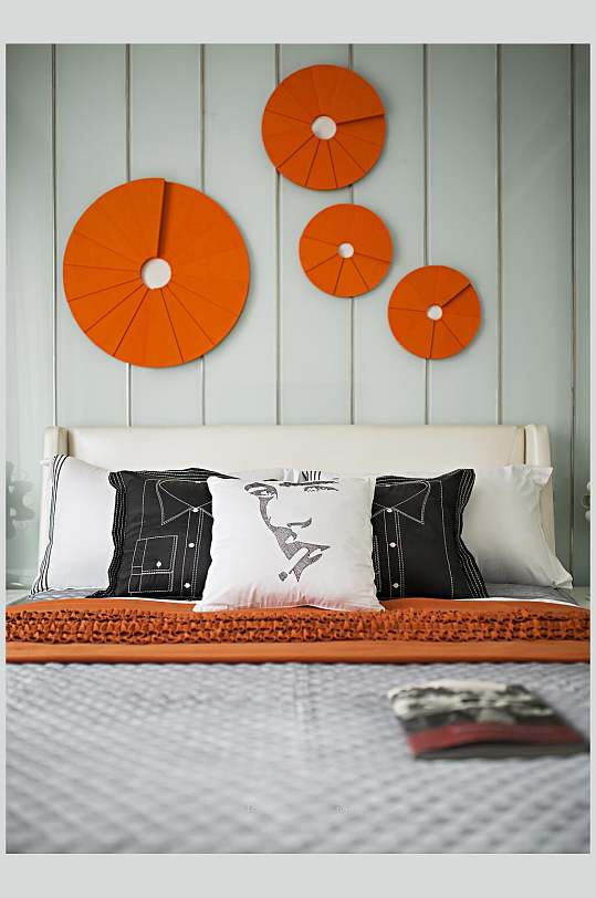 简约枕头墙饰手绘卧室家装设计图片