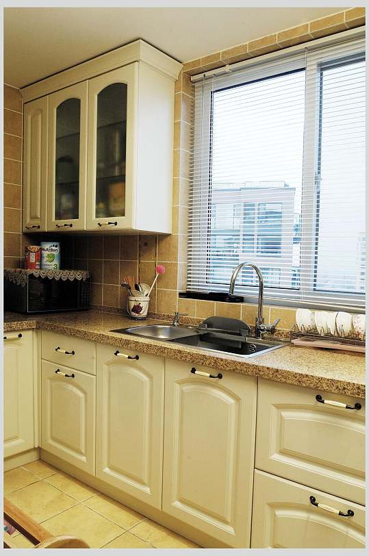 窗户柜子创意风黄色厨房装修图片